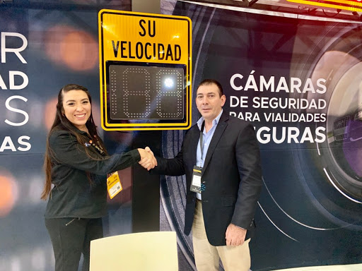 Acuerdo comercial entre TrafficLogix y Grupo F&S durante Expo Seguridad México 2019