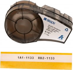 Cinta Brady de vinilo auto laminada para etiquetadora (M21-750-427). Negro sobre blanco, cinta traslúcida.